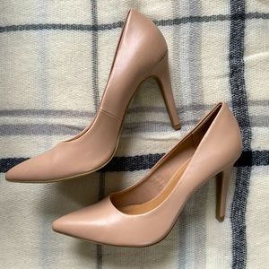 Nude pumps